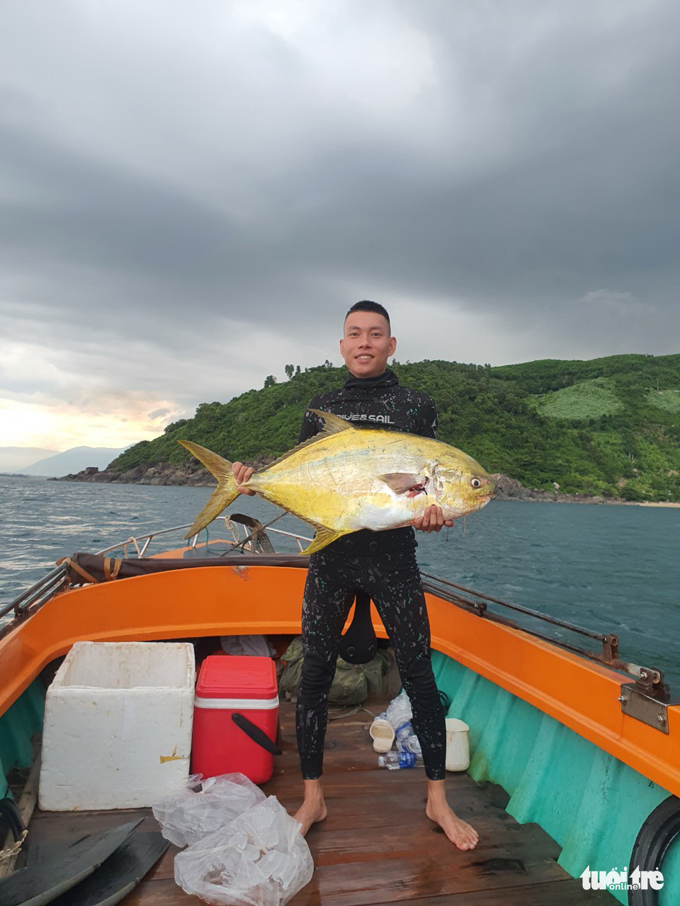 Le Van Cam with his giant golden pompano weighing up to 12 kilograms. Photo: V.Tai / Tuoi Tre