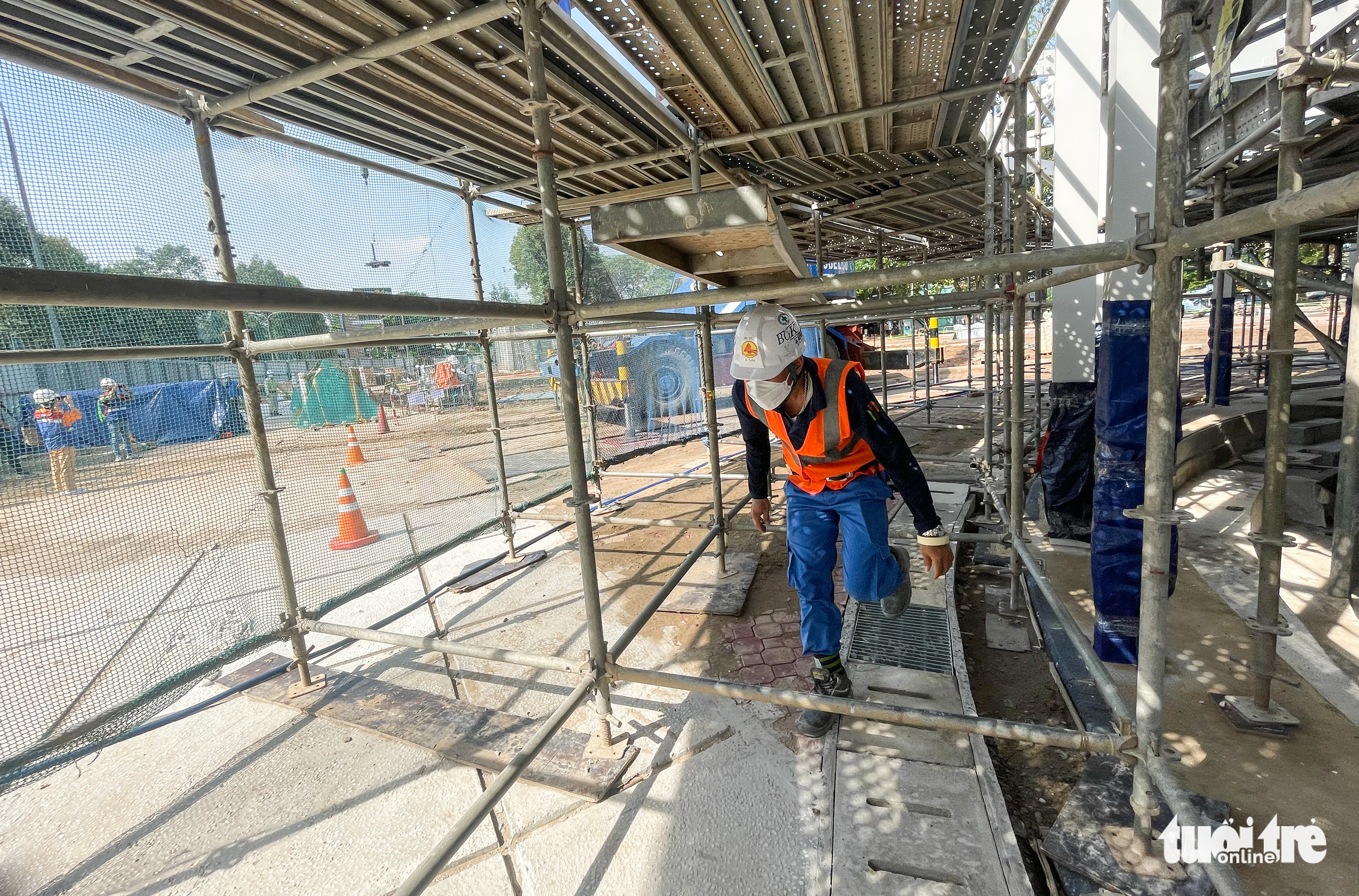 The construction site of the skylight at Ben Thanh Terminal of metro line No.1 in Ho Chi Minh City, November 15, 2022. Photo: Tuoi Tre