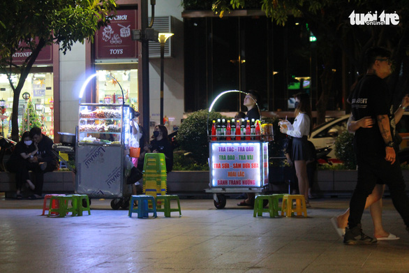 Carts of vendors on the pedestrian street. Photo: Bach Nam / Tuoi Tre