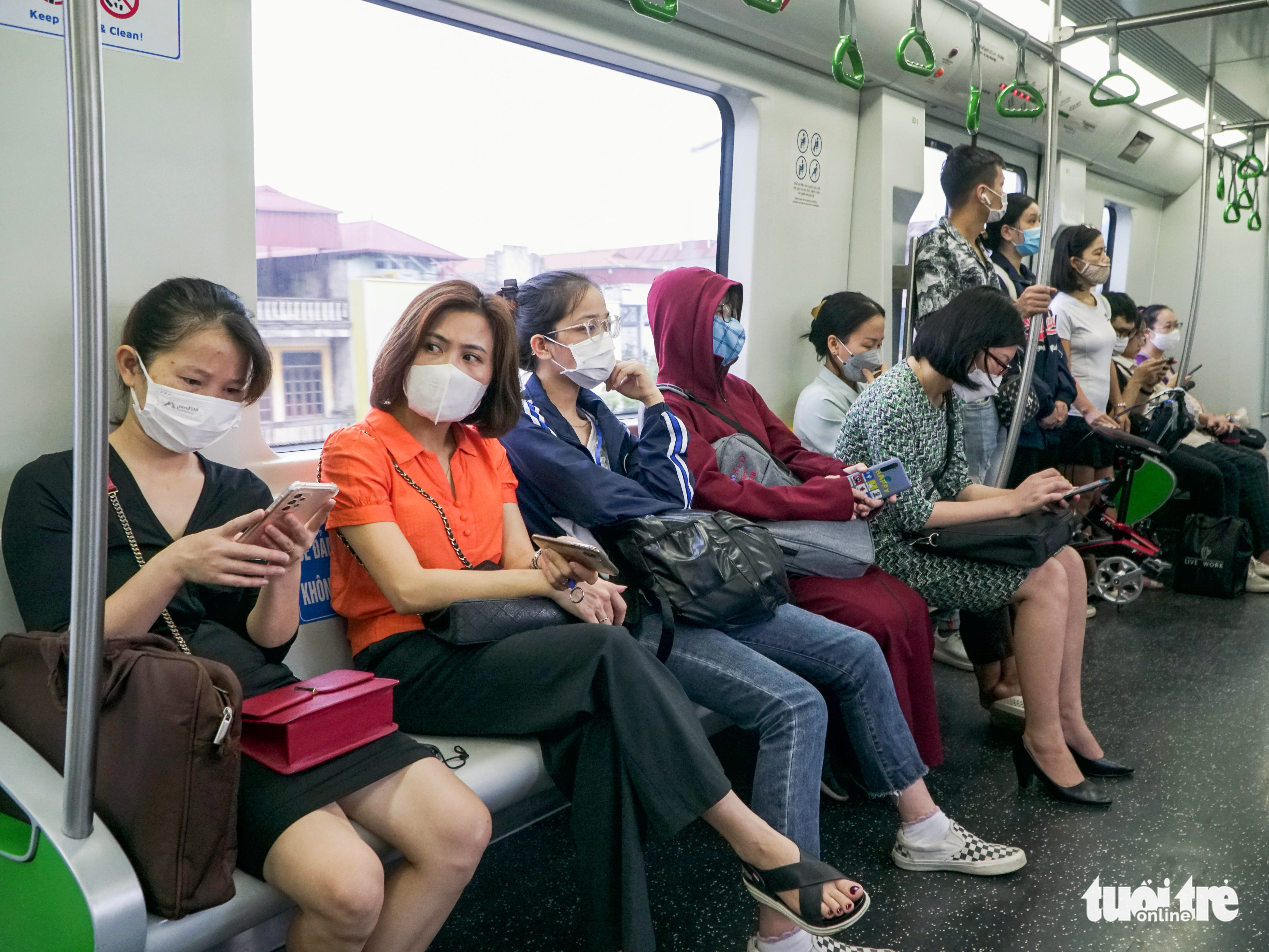 Passengers on the Cat Linh-Ha Dong metro line in Hanoi, November 16, 2022. Photo: Pham Tuan / Tuoi Tre