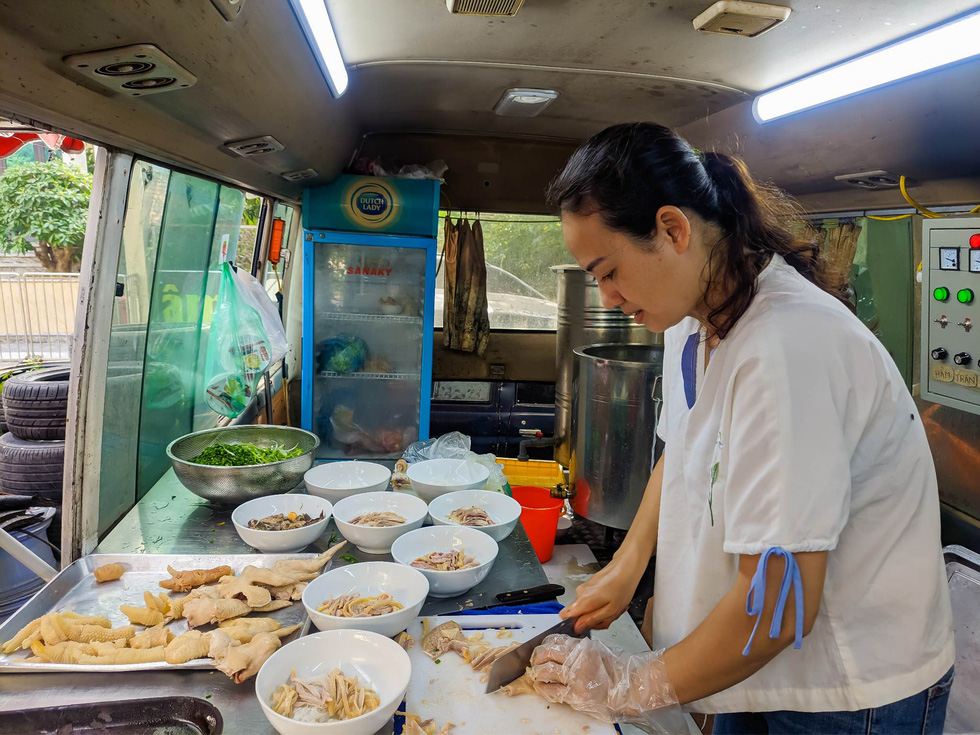 Hien prepares 'pho' in her special kitchen. Photo: Vuong Loc / Tuoi Tre