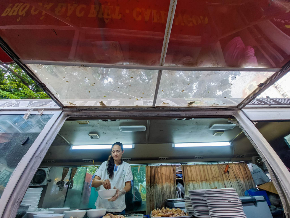 Hien has cooked 'pho' on the old coach for years. Photo: Vuong Loc / Tuoi Tre