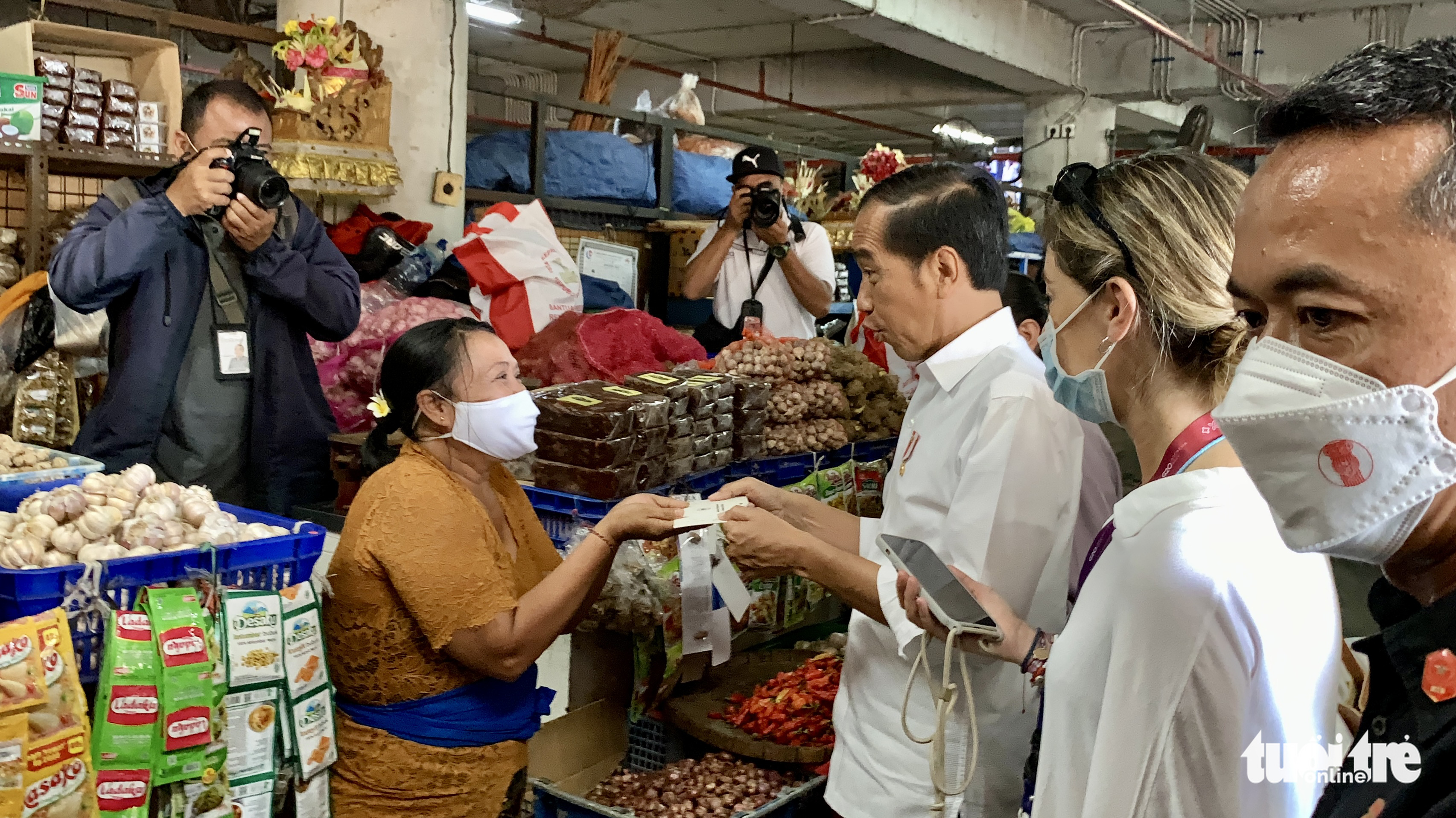 A vendor talks with Indonesian President Joko Widodo during the leader's inspection tour at Badung traditional market in Bali, Indonesia, November 17, 2022. Photo: Duy Linh / Tuoi Tre