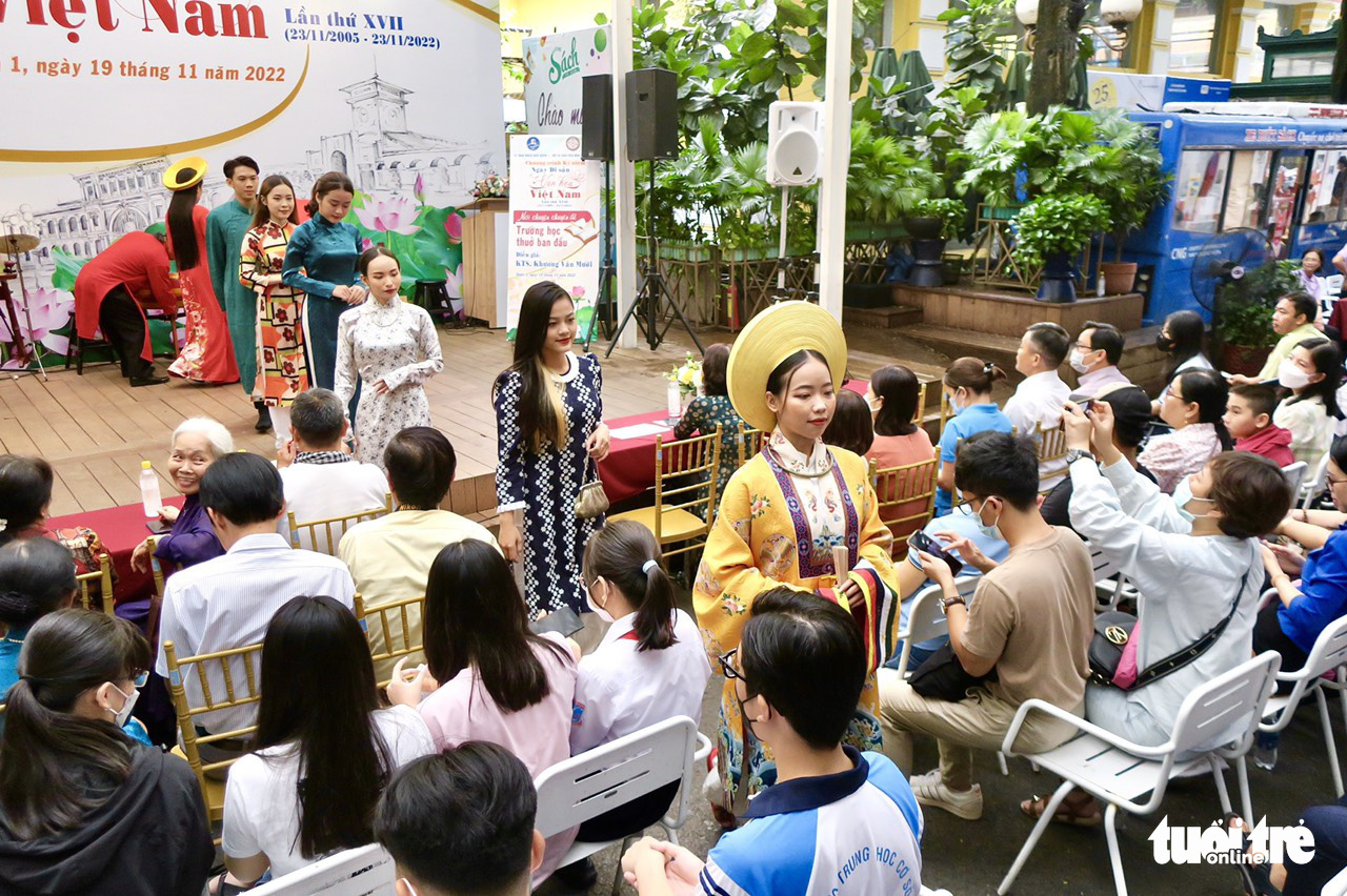 An ao dai performance marking the Vietnam Cultural Heritage Day in Ho Chi Minh City, November 19, 2022. Photo: T.T.D. / Tuoi Tre