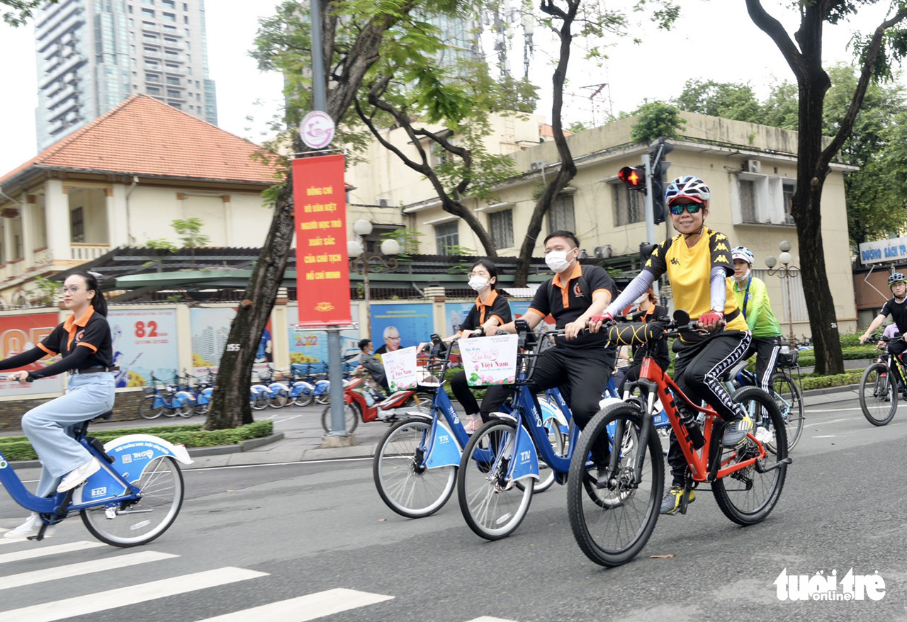 Volunteers cycle to marking the Vietnam Cultural Heritage Day in Ho Chi Minh City, November 19, 2022. Photo: T.T.D. / Tuoi Tre