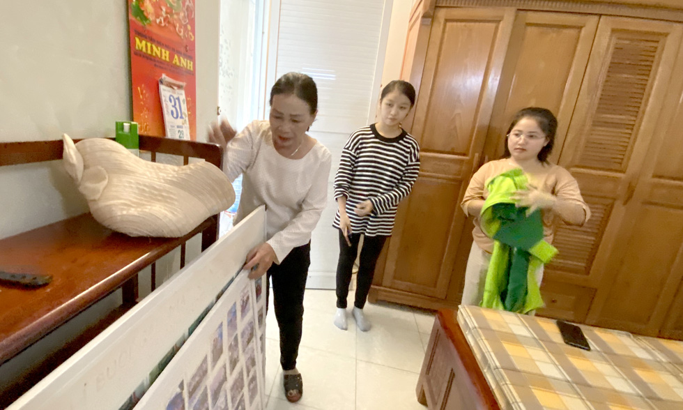 Vietnamese ‘mothers’ adopt Laotian students for school year