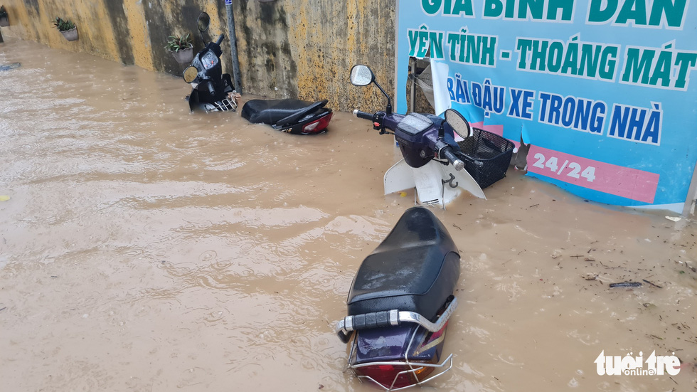 Many motorbikes are submerged under water. Photo: Lam Thien / Tuoi Tre