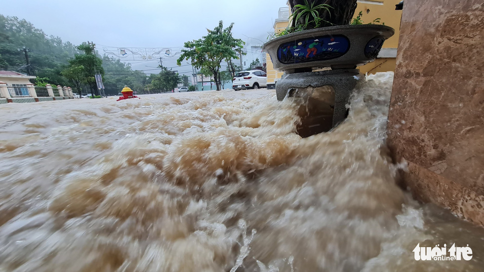 The heavy rain worsens the flood. Photo: Lam Thien / Tuoi Tre