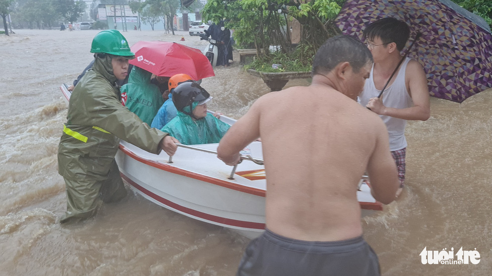 Adults, women, and children must travel by boats. Photo: Lam Thien / Tuoi Tre