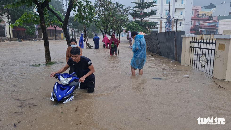 Residents in Quy Nhon City, Binh Dinh Province struggle to travel due to the severe flood. Photo: Lam Thien / Tuoi Tre