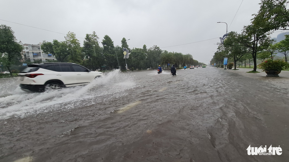 Nguyen Tat Thanh Street in the center of Quy Nhon City, Binh Dinh Province is inundated, causing multiple difficulties in travel. Photo: Lam Thien / Tuoi Tre