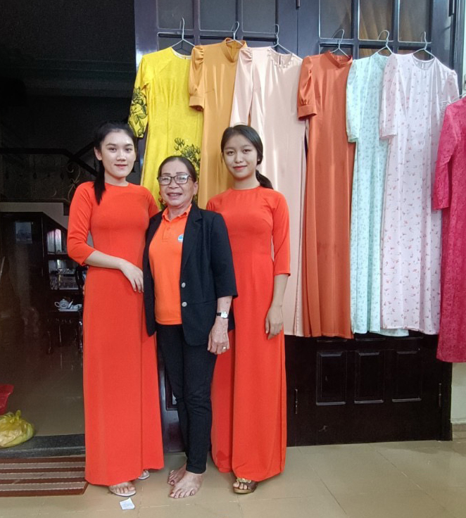 Pham Thi Tuyet takes her Lao daughters to a local tailor shop for a Vietnamese ao dai. Photo: Tran Duc / Tuoi Tre