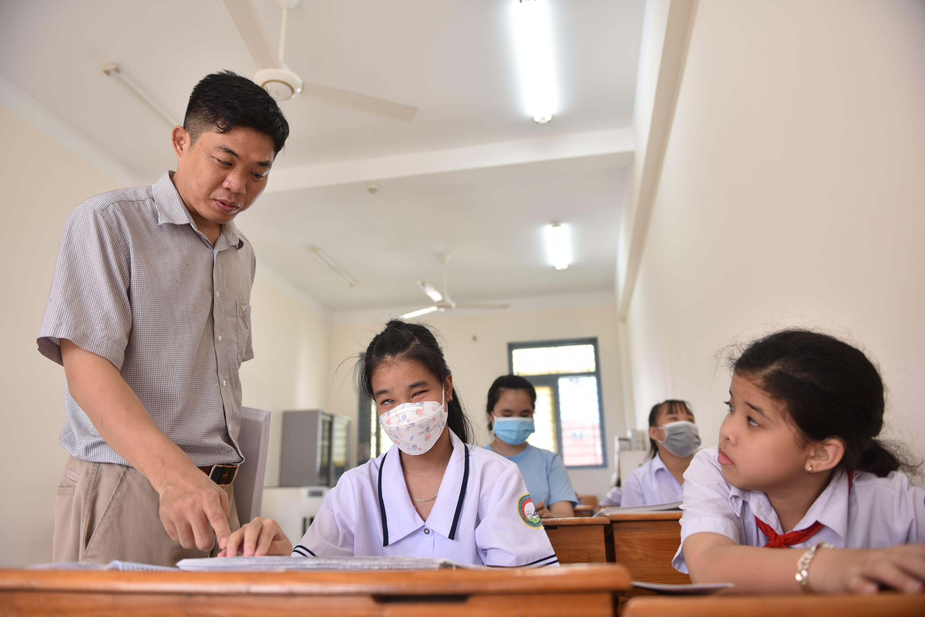Daily challenges for a visually impaired teacher in Vietnam