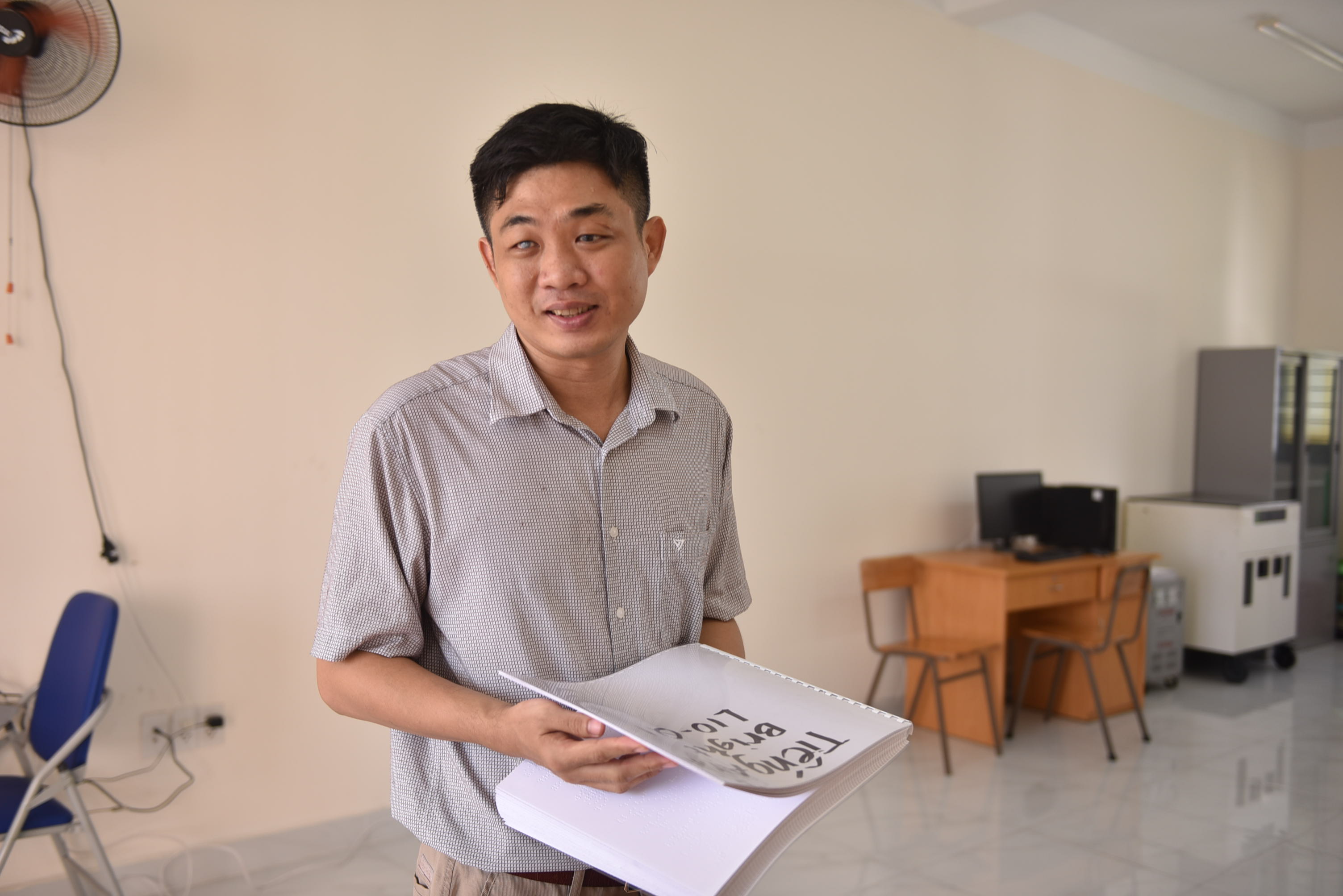 Teacher Le Hong Vu Minh has been blind since he was ten years old, but he has tried to overcome his fate to become an excellent English teacher at Nguyen Dinh Chieu Special School. Photo: Ngoc Phuong / Tuoi Tre