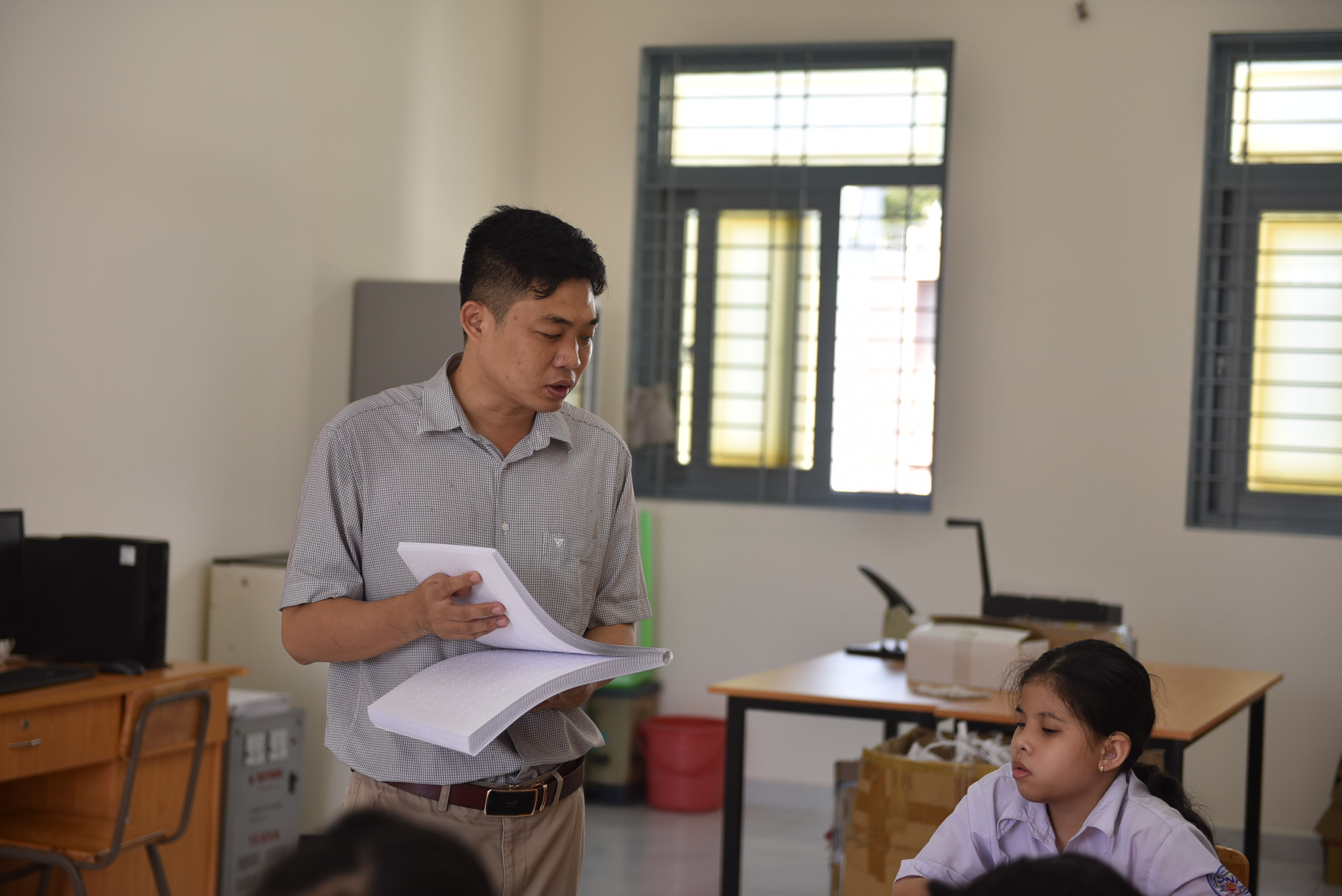 Teacher Le Hong Vu Minh teaches English to a class at Nguyen Dinh Chieu Special School. Photo: Ngoc Phuong / Tuoi Tre