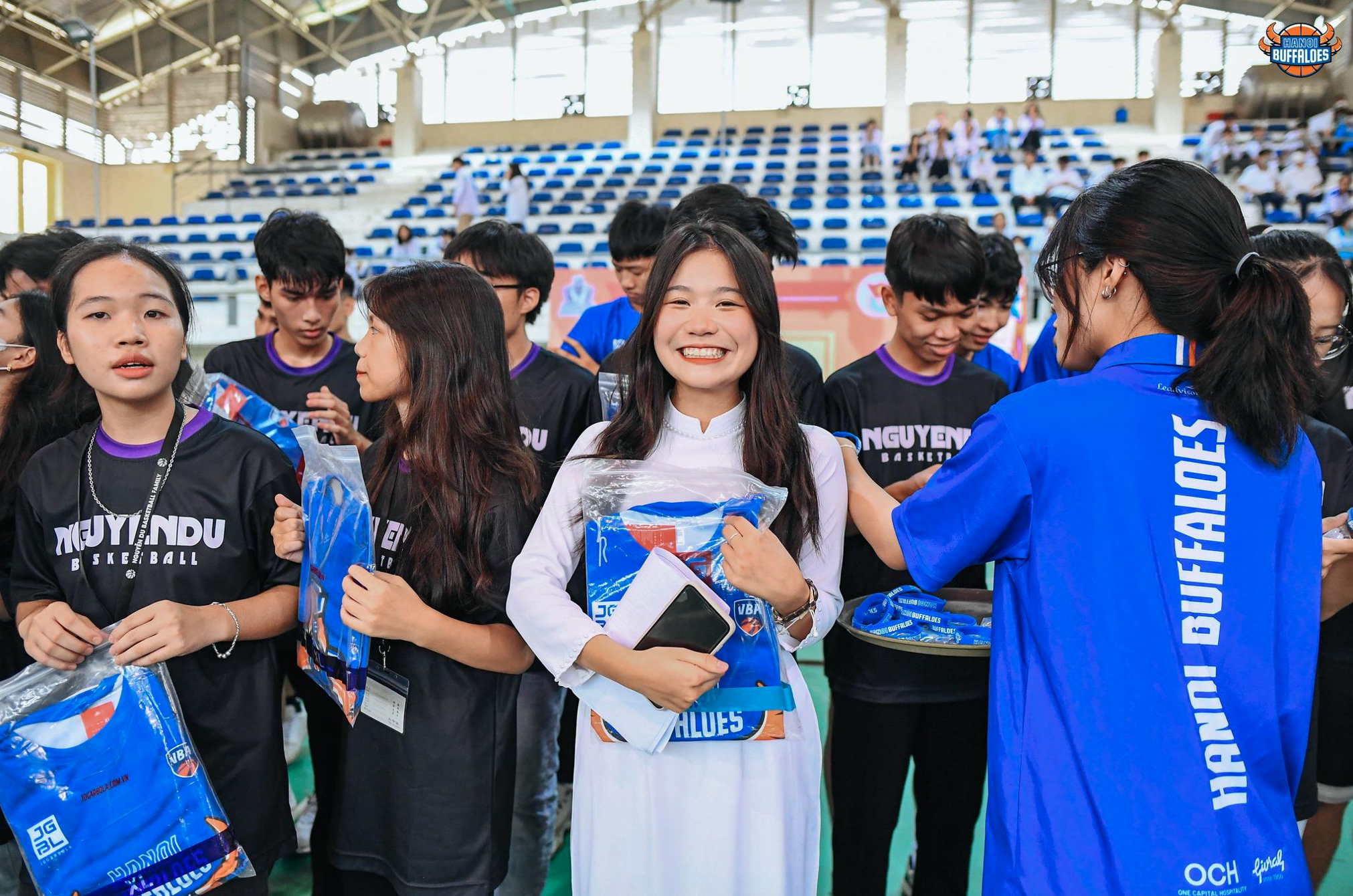 Students of Nguyen Du High School in Thanh Oai District, Hanoi receive presents from the Hanoi Buffaloes. Photo: VBA