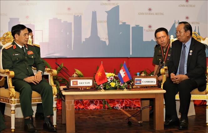 Vietnamese Minister of National Defense General Phan Van Giang (L) met Cambodian Deputy Prime Minister and Defense Minister Tea Banh in Cambodia, November 21, 2022. Photo: Vietnam News Agency