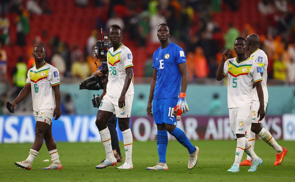 Soccer Football - FIFA World Cup Qatar 2022 - Group A - Senegal v Netherlands - Al Thumama Stadium, Doha, Qatar - November 21, 2022 Senegal's Edouard Mendy and teammates look dejected after the match. Photo: Reuters