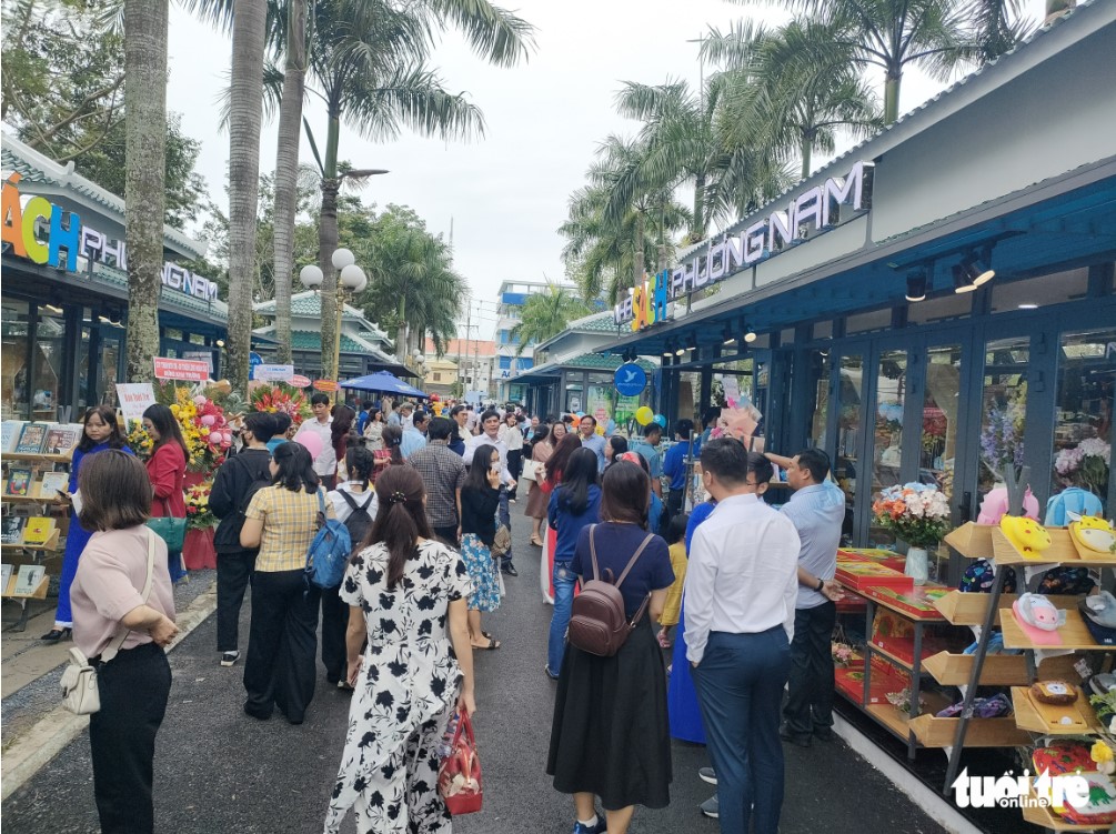 Crowds of visitors arrive at the Book Street in Cao Lanh City, the first of its kind in the Mekong Delta region. Photo: Dang Tuyet - Tuoi Tre