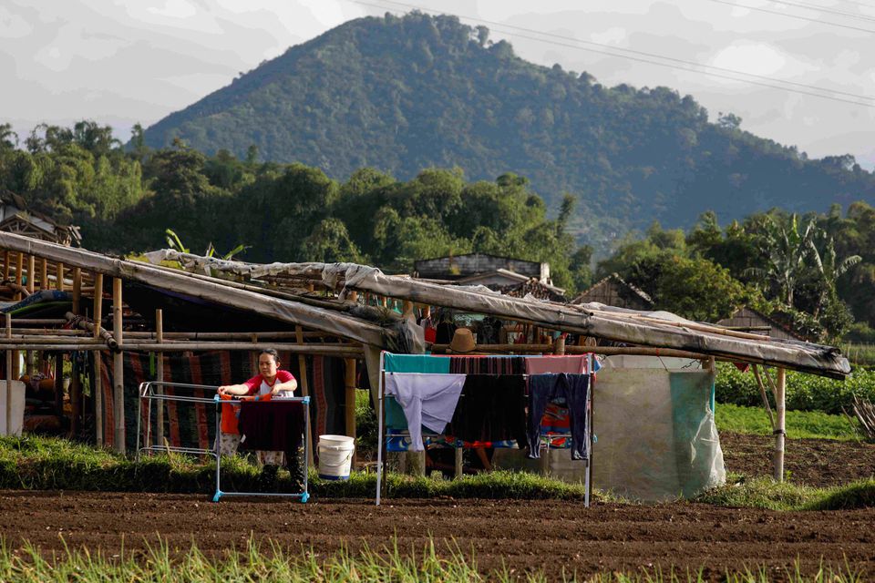 A local hangs laundry on clotheslines at a makeshift tent after Monday's earthquake hit Cianjur, West Java province, Indonesia, November 24, 2022. Photo: Reuters