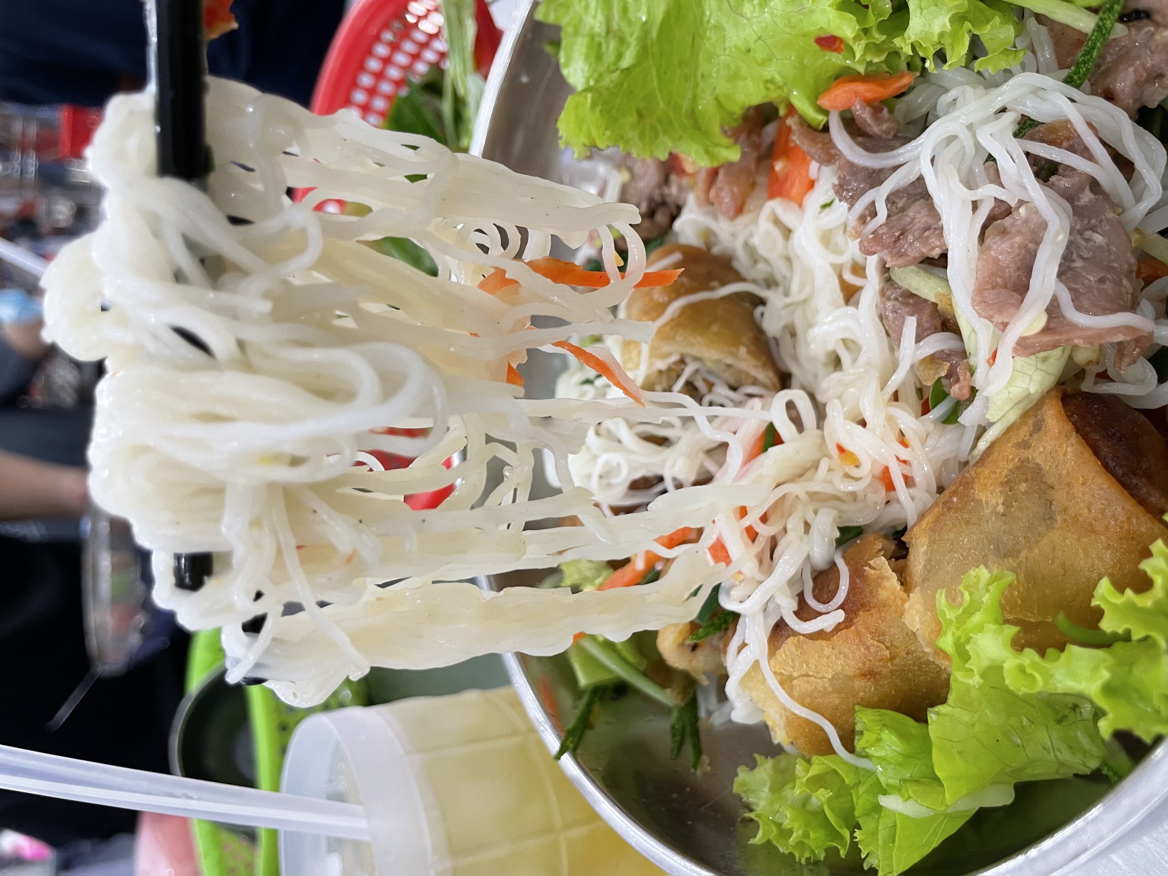 'Bún thịt nướng' consists mainly of rice noodles (bún) and grilled pork (thịt nướng). Photo: Cassanda Cassidy / Tuoi Tre News