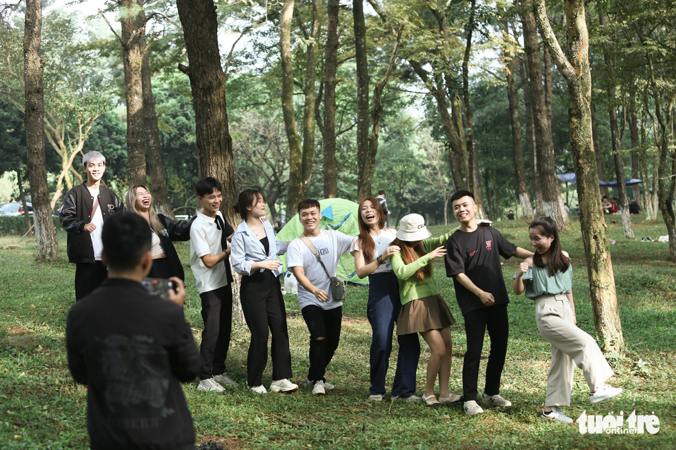The Ba Vi pine forest is a favorite check-in for local young people. Photo: Ha Quan / Tuoi Tre News