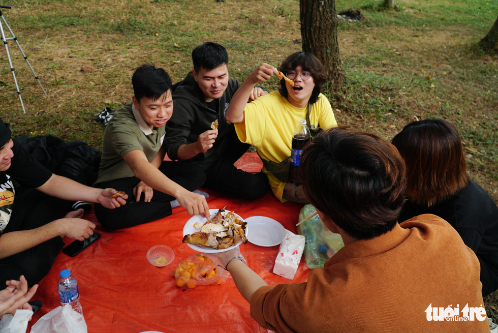 Camping can help young people recharge before a new week of studying and work. Photo: Nguyen Hien / Tuoi Tre News
