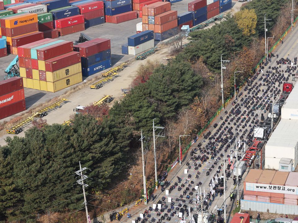 Unionized truckers shout slogans during their rally as they kick off their strike in front of transport hub in Uiwang, south of Seoul, South Korea November 24, 2022. Photo: Yonhap/via REUTERS
