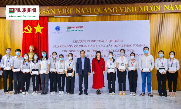 CEO of Phuc Khang Corporation Luu Thi Thanh Mau and Vice Rector of Ho Chi Minh City University of Law Bui Xuan Hai award scholarships to students with difficult circumstances due to the COVID-19 pandemic.
