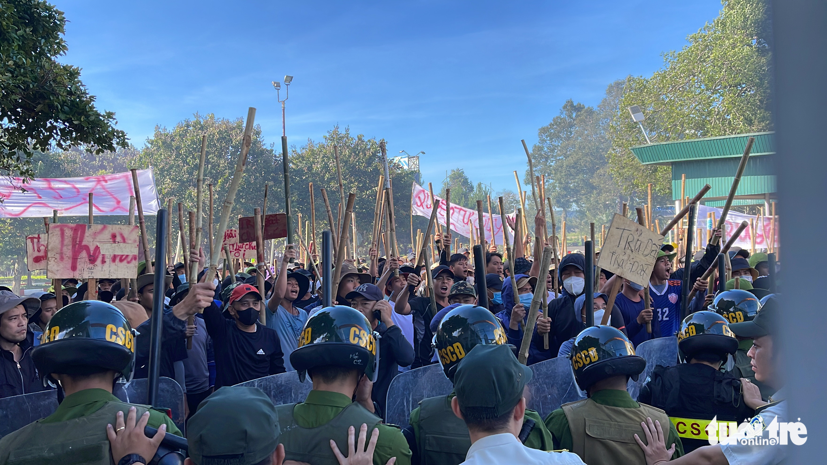 Protesters crowd Buon Ma Thuot Airport during the anti-terrorism drill in Dak Lak Province, Vietnam, November 25, 2022. Photo: Trung Tan / Tuoi Tre