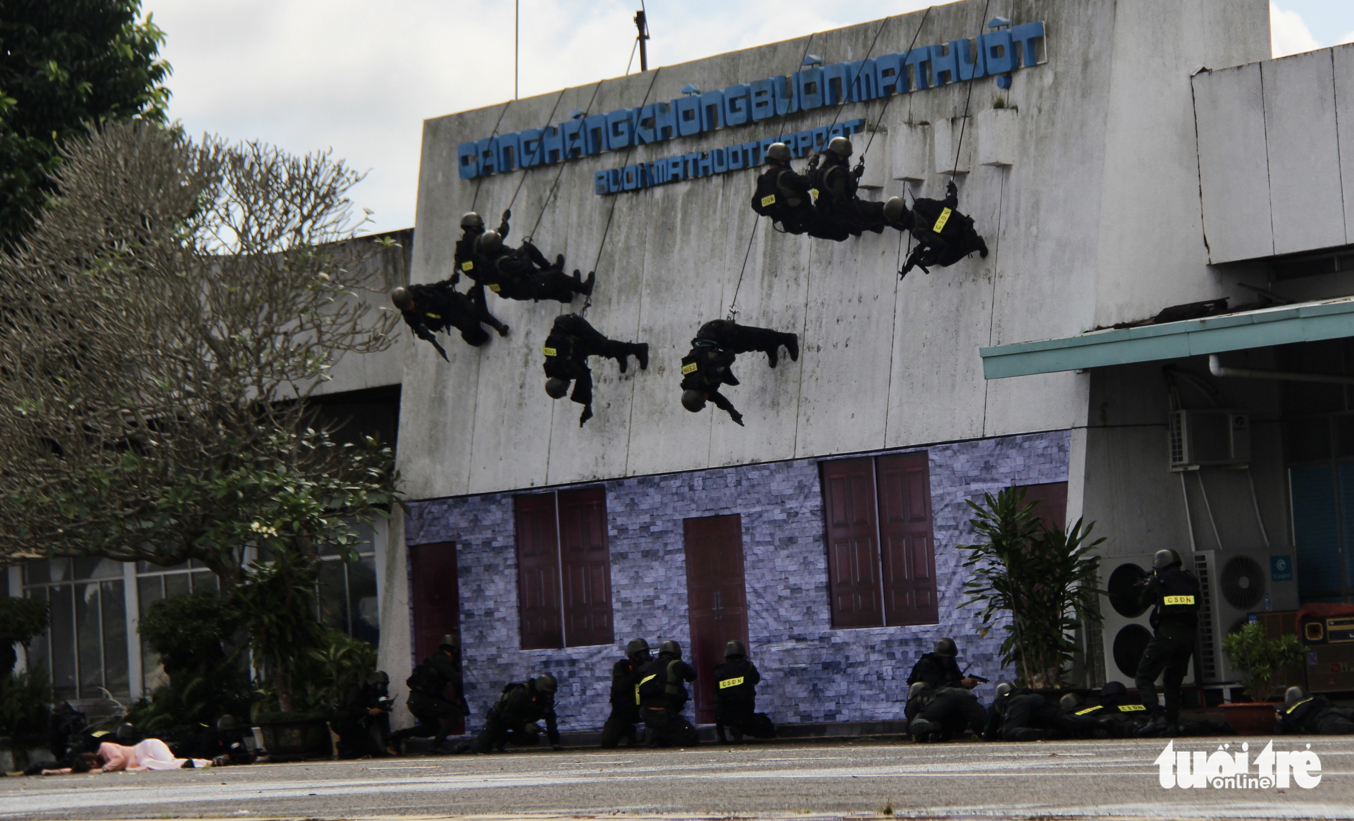 Special forces carry out their attack on the terrorists during the drill at Buon Ma Thuot Airport in Dak Lak Province, Vietnam, November 25, 2022. Photo: Trung Tan / Tuoi Tre