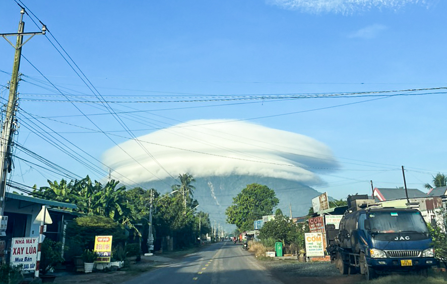 Lenticular clouds are seen atop Ba Den Mountain in Tay Ninh Province, Vietnam, November 24, 2022. Photo: Do Vinh Quan