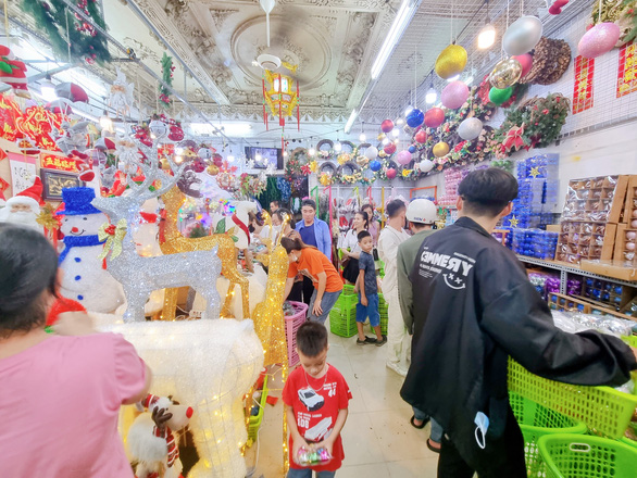 Christmas decoration market turns active in Ho Chi Minh City
