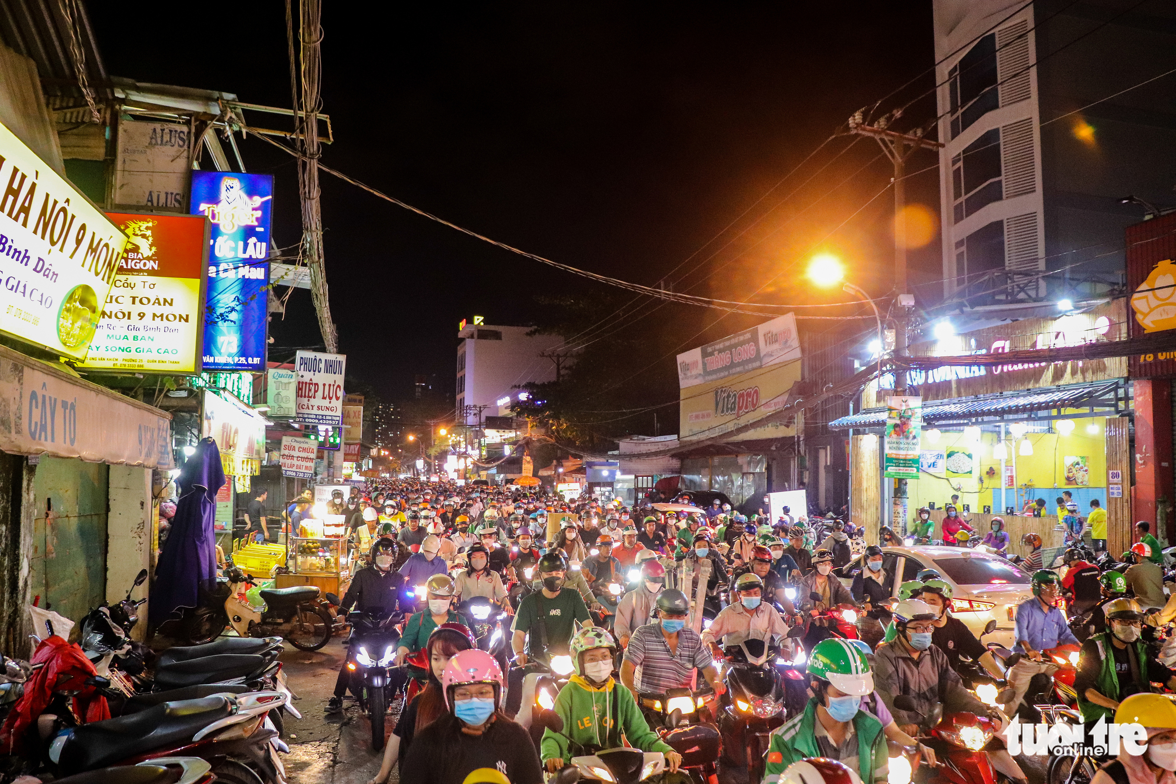 Vehicles fill Ung Van Khiem Street in Binh Thanh District, Ho Chi Minh City, November 25, 2022. Photo: Chau Tuan / Tuoi Tre