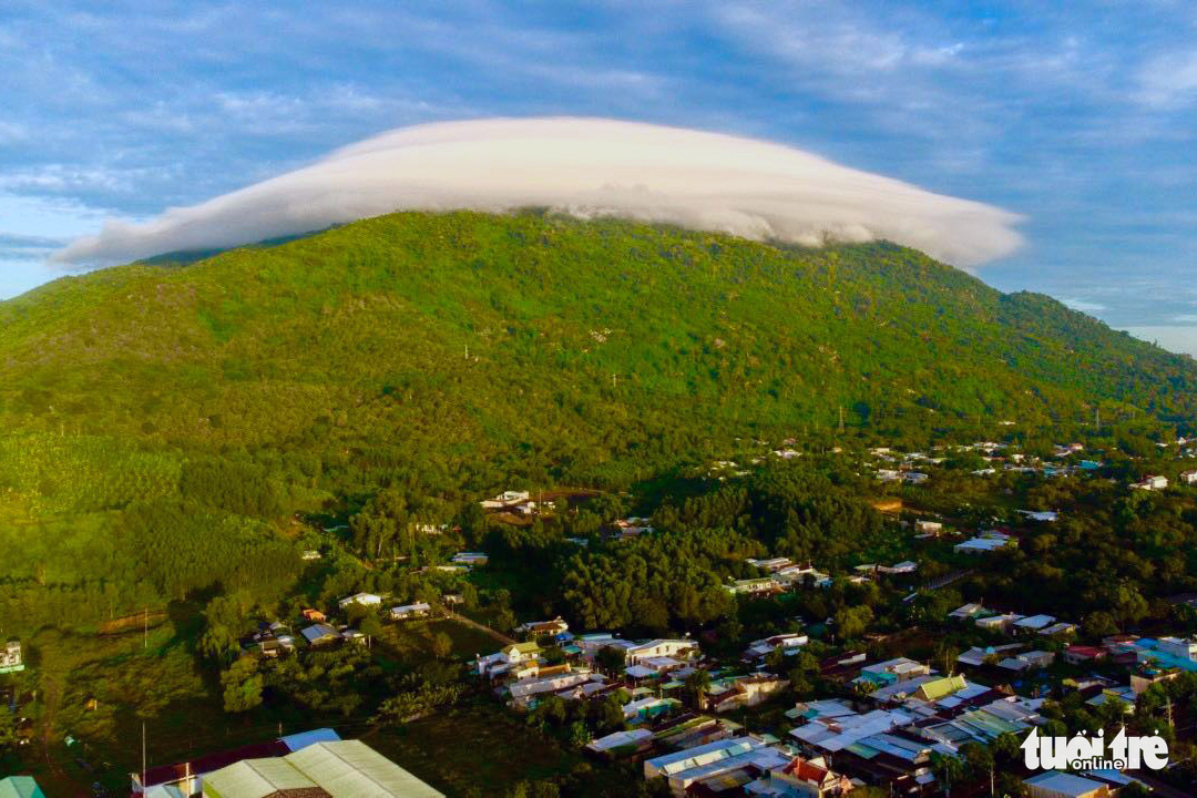 Lenticular clouds are seen atop Chua Chan Mountain in Dong Nai Province, Vietnam, November 25, 2022. Photo: Nguyen Hau