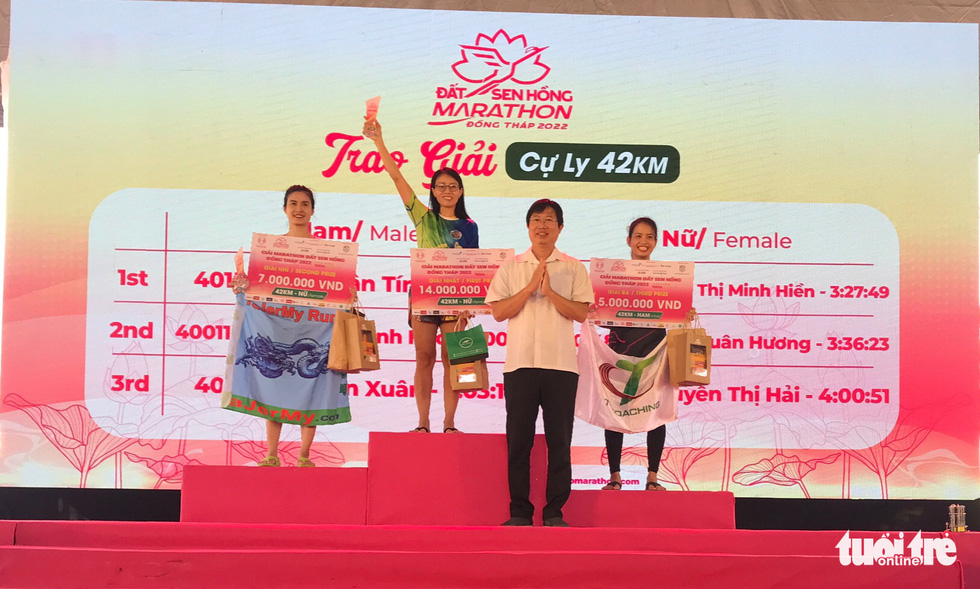 Huynh Minh Tuan, vice-chairman of the People’s Committee of Dong Thap Province, gives prizes to female runners of the 42-kilometer race.