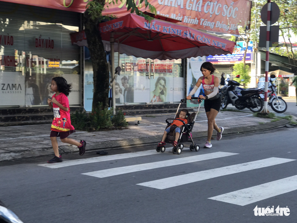 A woman takes part in the marathon with her two kids.