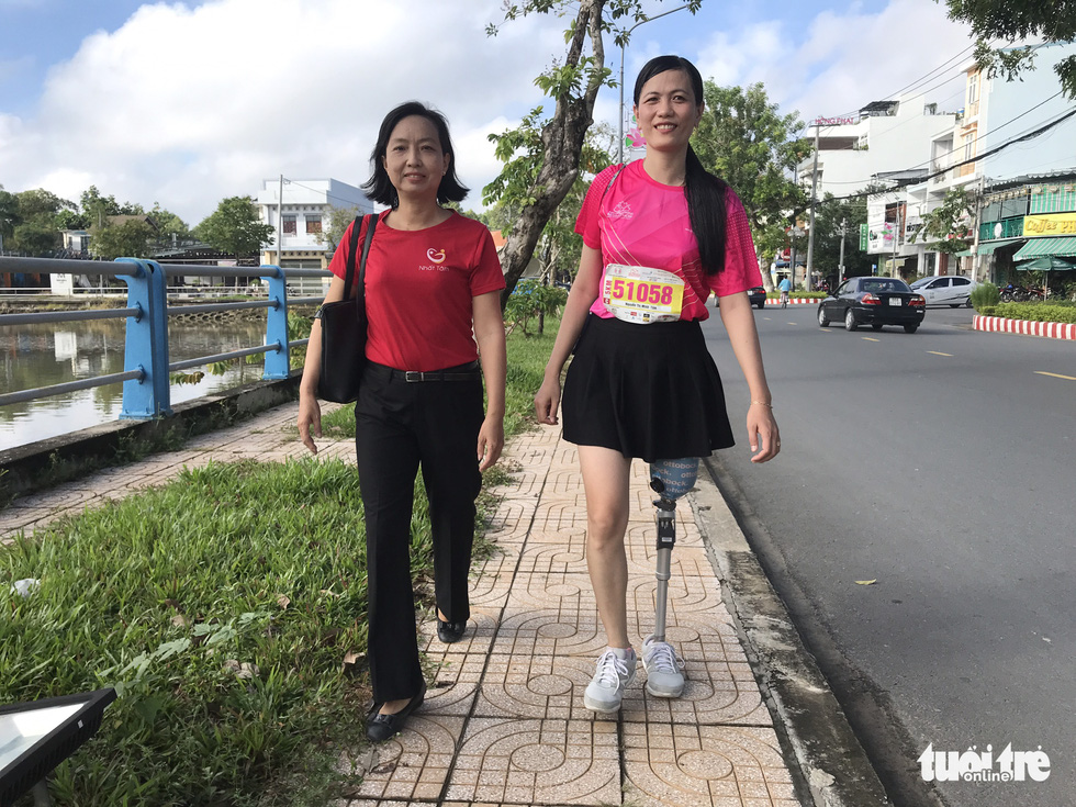 Nguyen Thi Minh Tam (R), residing in Cao Lanh City, joins the tournament with her sister in the spirit of spreading optimism to the community.