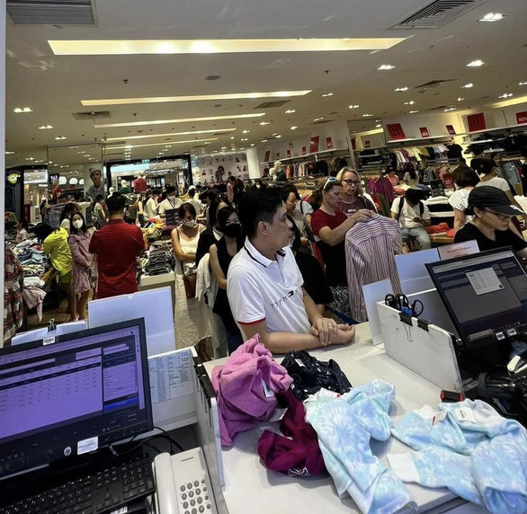 Consumers queue up at a GAP clothing store in Ho Chi Minh City to make payments for their products. Photo: Anh T.H. / Tuoi Tre
