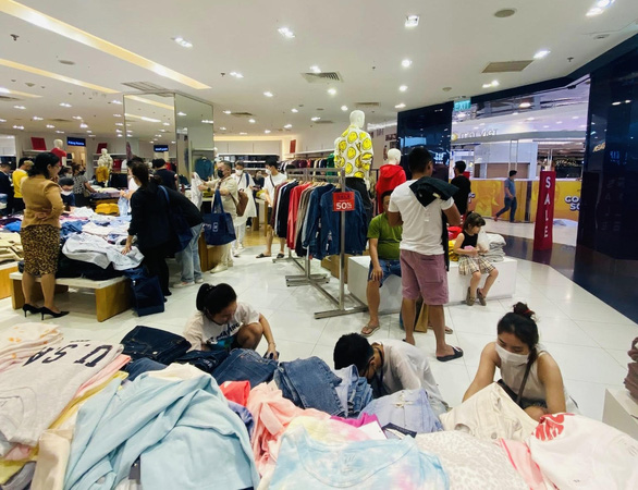 Ho Chi Minh City consumers crowd shopping malls on Black Friday