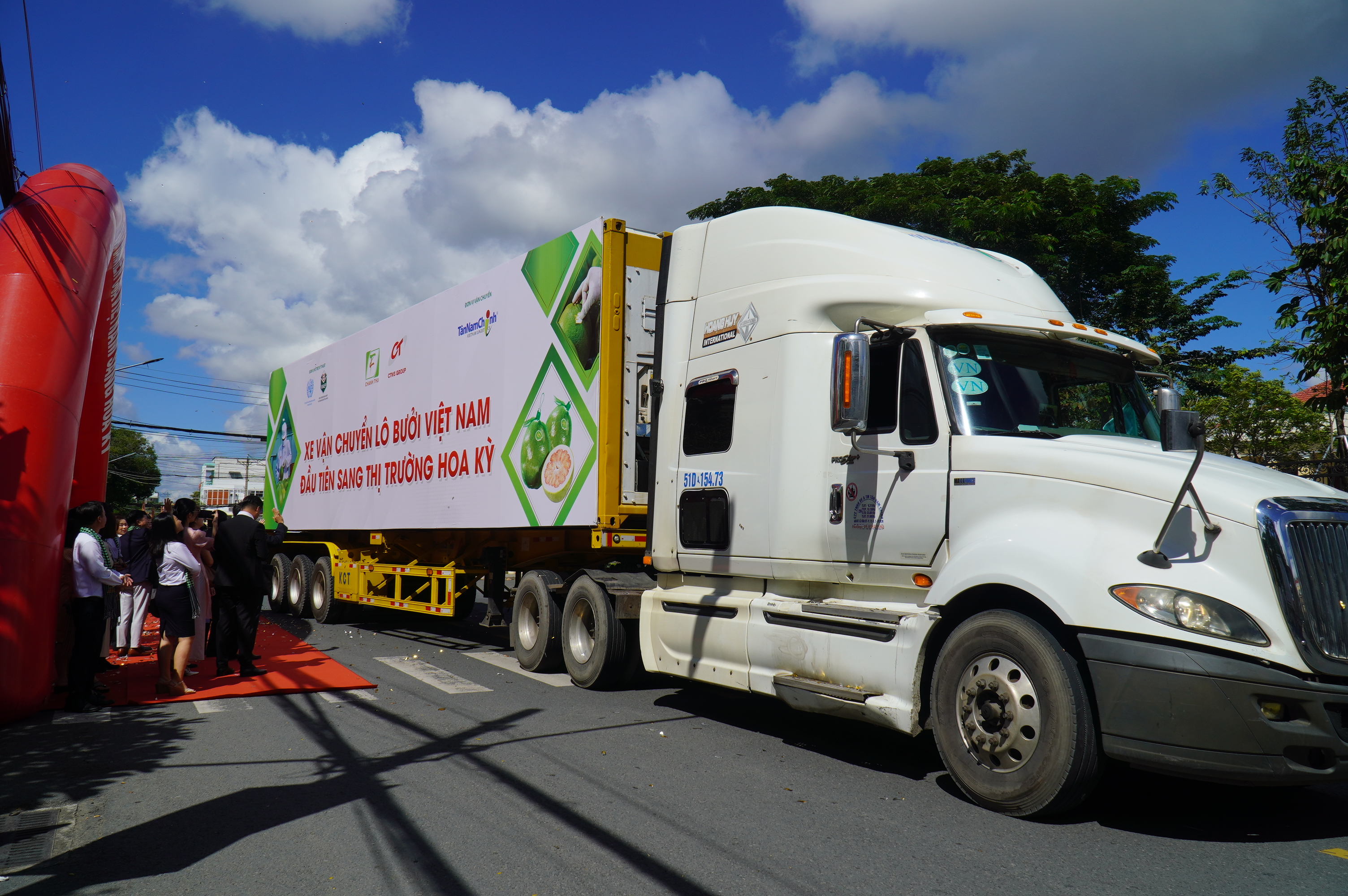 A tractor-trailer carries the first shipment of Vietnamese green-skinned pomelos to the U.S., November 28, 2022. Photo: Mau Truong / Tuoi Tre
