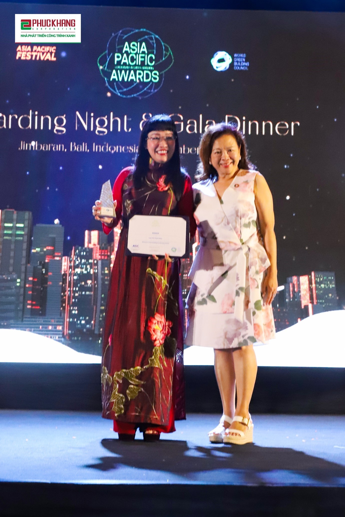 CEO Luu Thi Thanh Mau (L) takes a photo with a representative of the organizing board of the 2022 Asia Pacific Leadership in Green Building Awards.