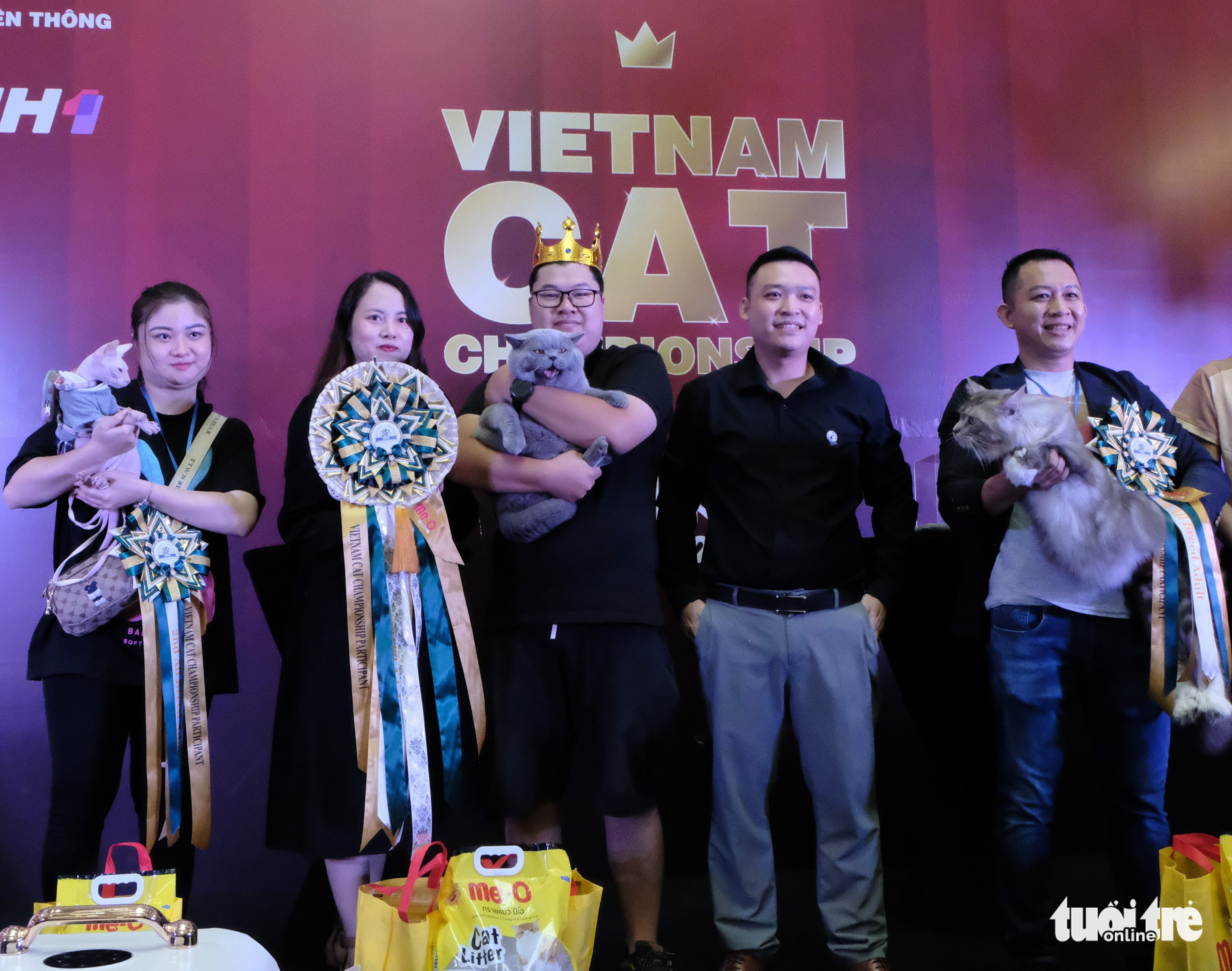 The three most beautiful cats receive their prizes at the Vietnam cat championship in Hanoi, November 27, 2022. Photo: Lam Ngoc / Tuoi Tre