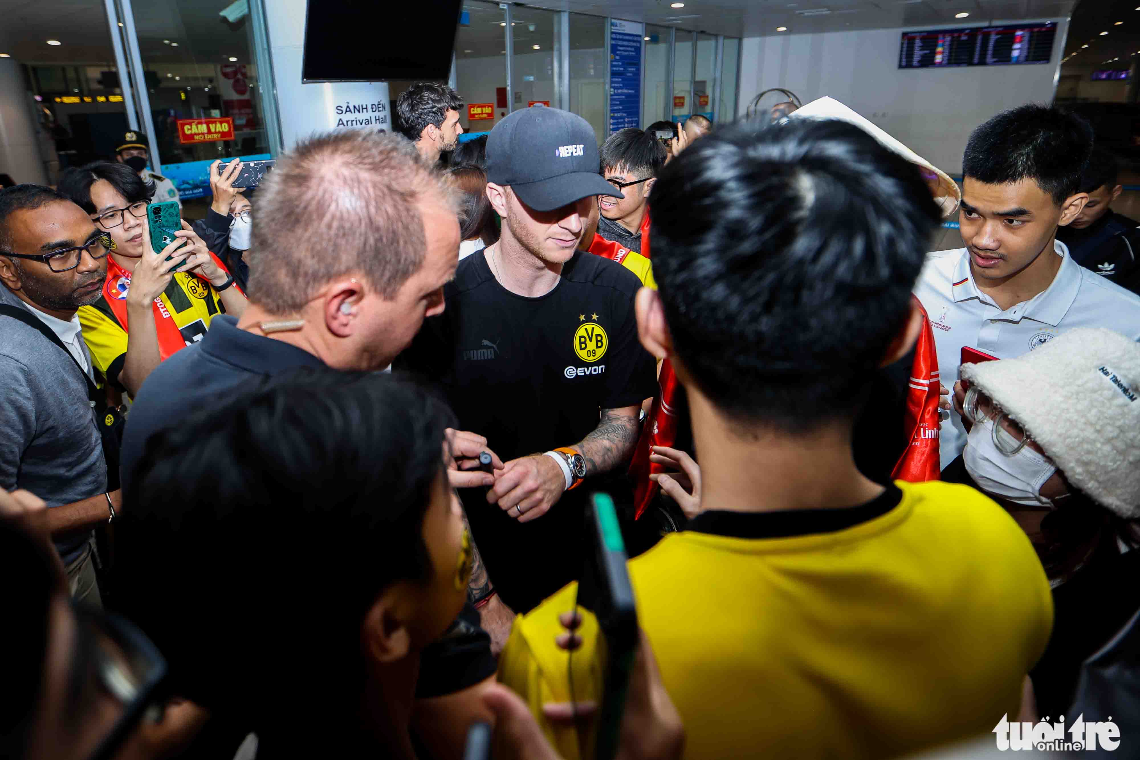 Fans surround Borussia Dortmund’s Marco Reus at Noi Bai International Airport in Hanoi, November 29, 2022. Photo: Nguyen Khanh / Tuoi Tre