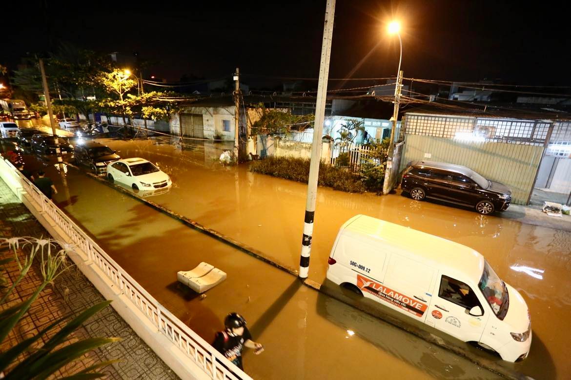 Automobiles are parked along flooded Street No.30 in Thu Duc City, Ho Chi Minh City, November 29, 2022. Photo: Minh Hoa / Tuoi Tre