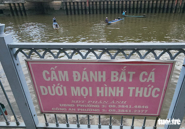 A ‘No fishing of any kind’ sign is erected on the embankment of Nhieu Loc-Thi Nghe Canal in Ho Chi Minh City. Photo: Ngoc Khai / Tuoi Tre