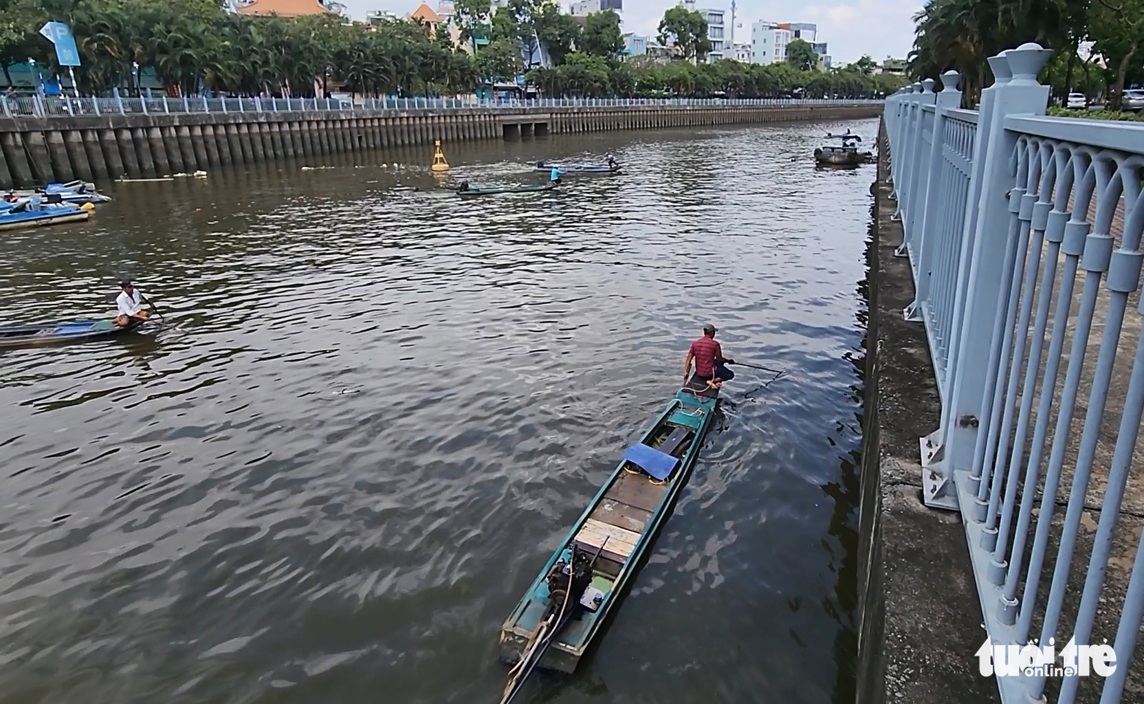 Electrofishing rife on Ho Chi Minh City canal