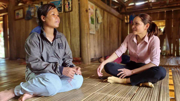 Dinh Thi Hang (right) talks to Dinh Thi Vum, whose husband used to be an alcoholic. Photo: Tran Mai / Tuoi Tre