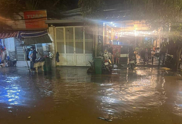 Water pours into houses along Street No.30 in Thu Duc City, Ho Chi Minh City, November 29, 2022. Photo: Minh Hoa / Tuoi Tre