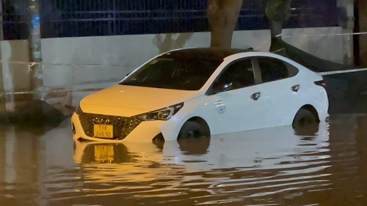 A car is parked on flooded Street No.30 in Thu Duc City, Ho Chi Minh City, November 29, 2022. Photo: Minh Hoa / Tuoi Tre